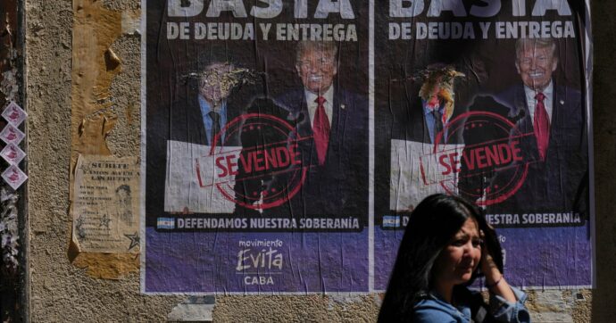 Argentina, dopo due anni la rivoluzione di Milei sta implodendo: peso in caduta libera e riserve valutarie in calo