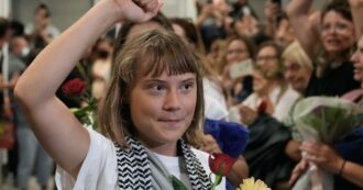 Flotilla, Greta Thunberg atterrata in Grecia con 160 attivisti: l’arrivo all’aeroporto di Atene tra le urla dei sostenitori