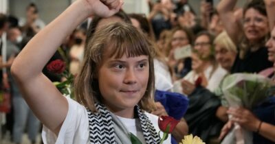 Copertina di Flotilla, Greta Thunberg atterrata in Grecia con 160 attivisti: l’arrivo all’aeroporto di Atene tra le urla dei sostenitori