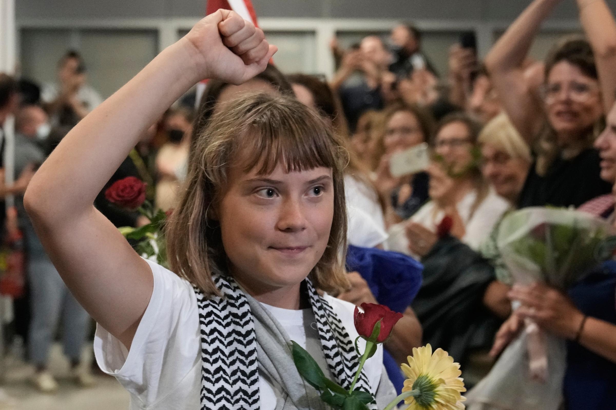 flotilla greta thunberg atterrata in grecia con 160 attivisti l8217arrivo all8217aeroporto di atene tra le urla dei sostenitori