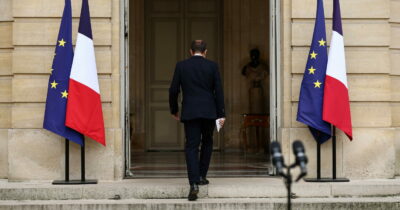 Copertina di Caos Francia, Macron affida al dimissionario Lecornu “gli ultimi negoziati”. E fa sapere: “Pronto ad assumermi le mie responsabilità”