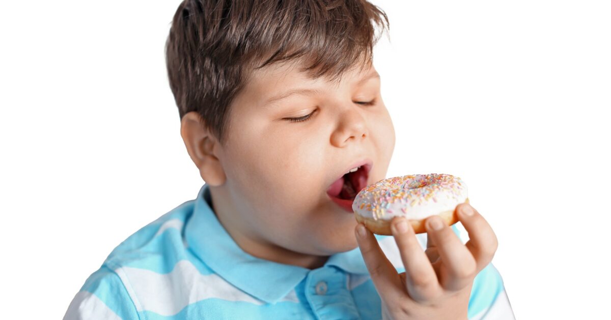 Più bimbi obesi che denutriti. Drogati di zucchero
