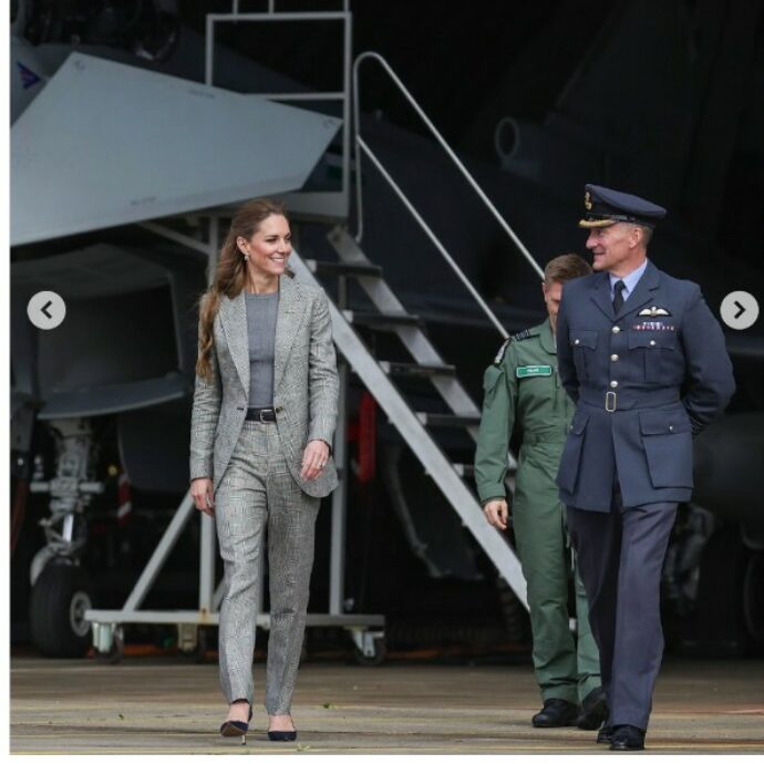 Kate Middleton in tacchi a spillo sul simulatore di volo di un aereo militare della RAF britannica: “Mio figlio Louis vuole fare il pilota”