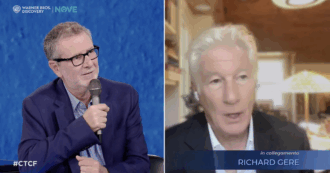 Copertina di “Donald Trump è furbo, sa dove sono le paure della gente e se ne avvantaggia. Accade in tutte le forme di fascismo”: Richard Gere a Che Tempo Che Fa – VIDEO