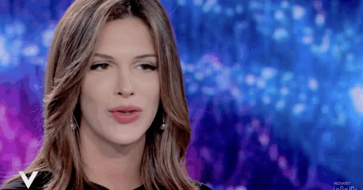 “Ho subito violenza fisica e verbale. Quando ho iniziato la transizione, papà non voleva capire. Oggi ho compassione per lui”: Carly Tommasini a “Verissimo”