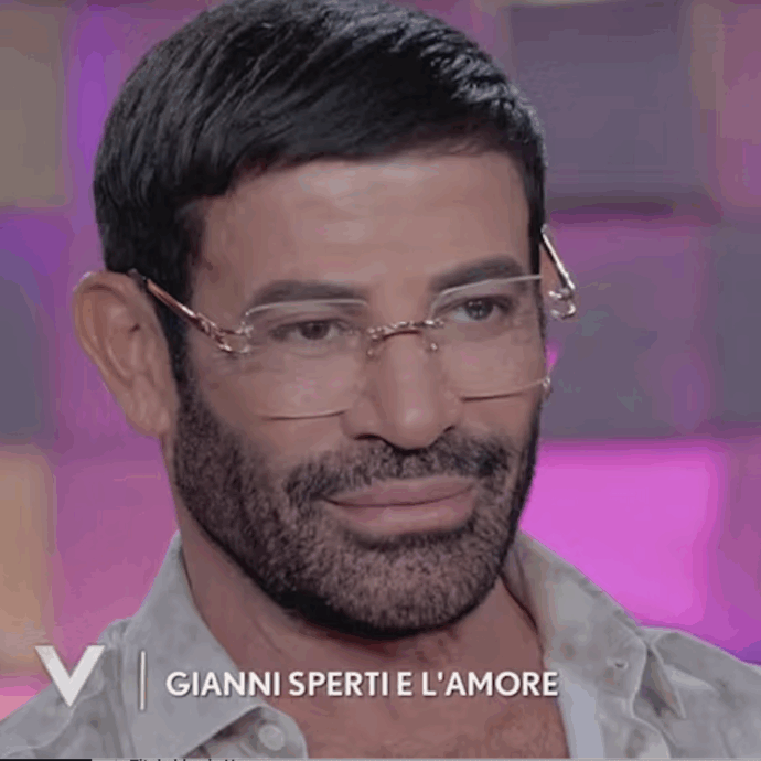 “Ho saputo dai giornali che ero cornuto, Paola Barale è stata l’unica donna della mia vita. Con la droga ho toccato il fondo”: le confessioni di Gianni Sperti a Verissimo