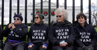 Gaza, il sondaggio del Washington Post: “Il 61% degli ebrei Usa pensa che Israele stia commettendo crimini di guerra, per il 39% è colpevole di genocidio”