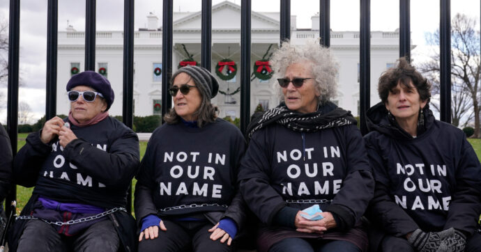 Gaza, il sondaggio del Washington Post: “Il 61% degli ebrei Usa pensa che Israele stia commettendo crimini di guerra, per il 39% è colpevole di genocidio”