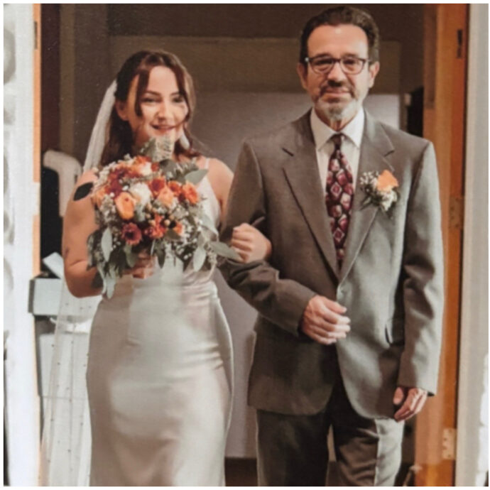 “Dopo il matrimonio mio padre mi ha fatto piangere con un suo messaggio. Continuate ad essere amici dei vostri genitori”: l’appello della sposina Dana Jesscari