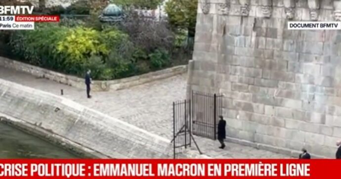 “L’ora più buia” di Macron: a piedi, da solo, lungo la Senna. Il video della tv all news
