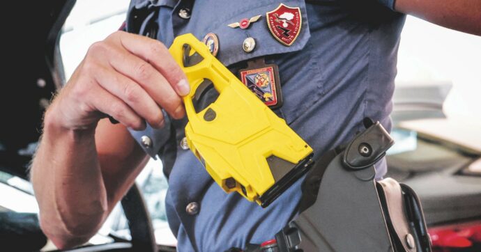 Colpito dal taser, muore in ambulanza
