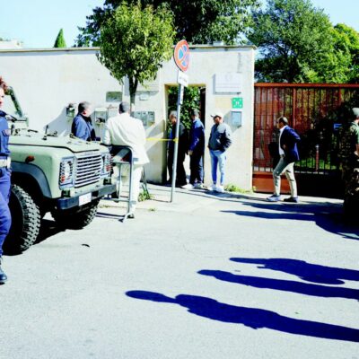 Copertina di “Botte da 20 adulti”. Il blitz al liceo Caravillani imbarazza la comunità ebraica