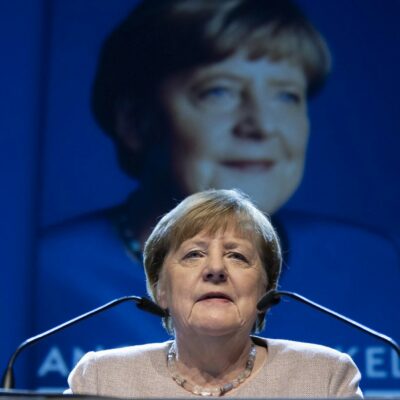 Copertina di Merkel: “Polonia e Baltici responsabili della guerra in Ucraina”