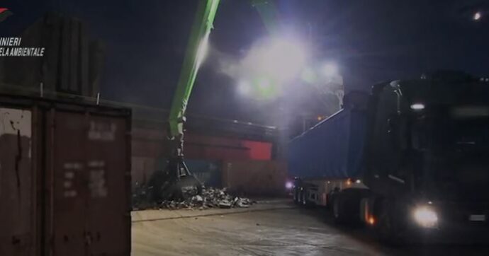 Terra dei Fuochi, a Napoli il primo arresto in flagranza di reato per spedizione illegale di rifiuti