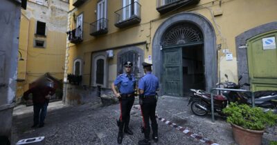Copertina di Uomo muore in ambulanza dopo essere stato colpito con un taser a Napoli