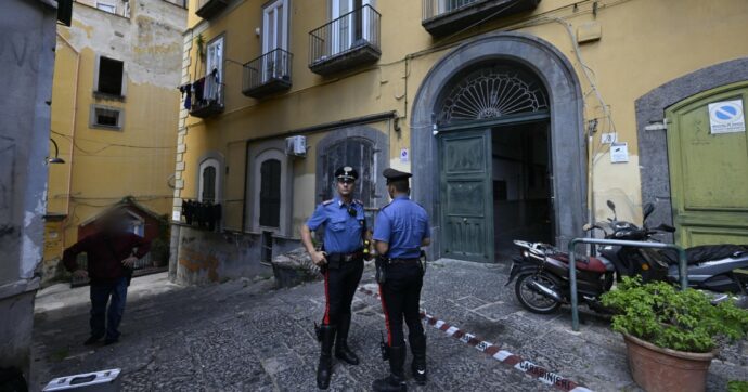 Uomo muore in ambulanza dopo essere stato colpito con un taser a Napoli
