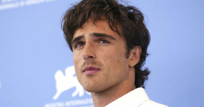 Copertina di “Mia madre è una santa. Sarei completamente perso senza di lei, la chiamo 4 volte al giorno”: Jacob Elordi, mammone ma anche un po’ “Frankenstein”