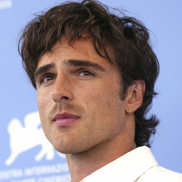 “Mia madre è una santa. Sarei completamente perso senza di lei, la chiamo 4 volte al giorno”: Jacob Elordi, mammone ma anche un po’ “Frankenstein”