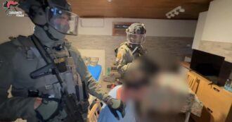 Copertina di Foggia, arrestato il boss Leonardo Gesualdo: l’irruzione delle teste di cuoio nel suo covo | Video