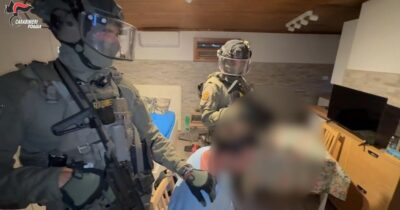 Copertina di Foggia, arrestato il boss Leonardo Gesualdo: l’irruzione delle teste di cuoio nel suo covo | Video
