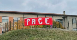 Inverigo, il sindaco fa rimuovere lo striscione “Pace” da una scuola