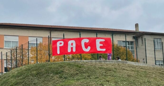 Inverigo, il sindaco fa rimuovere lo striscione “Pace” da una scuola
