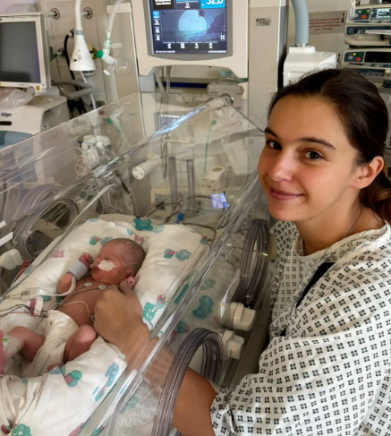 “Pensavo di avere un attacco di appendicite e invece ero incinta”: il racconto choc della 26enne Megan Isherwood