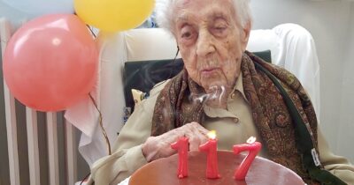 Copertina di “E’ morta a 117 anni senza avere malattie e con un corpo di 100, il suo segreto? I geni, ma anche lo yogurt”: la storia di Maria Branyas Morera, la donna che ha sfidato le leggi della biologia