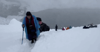 Copertina di Bufera di neve sull’Everest, centinaia di escursionisti intrappolati a 5mila metri: le difficili operazioni  per recuperarli