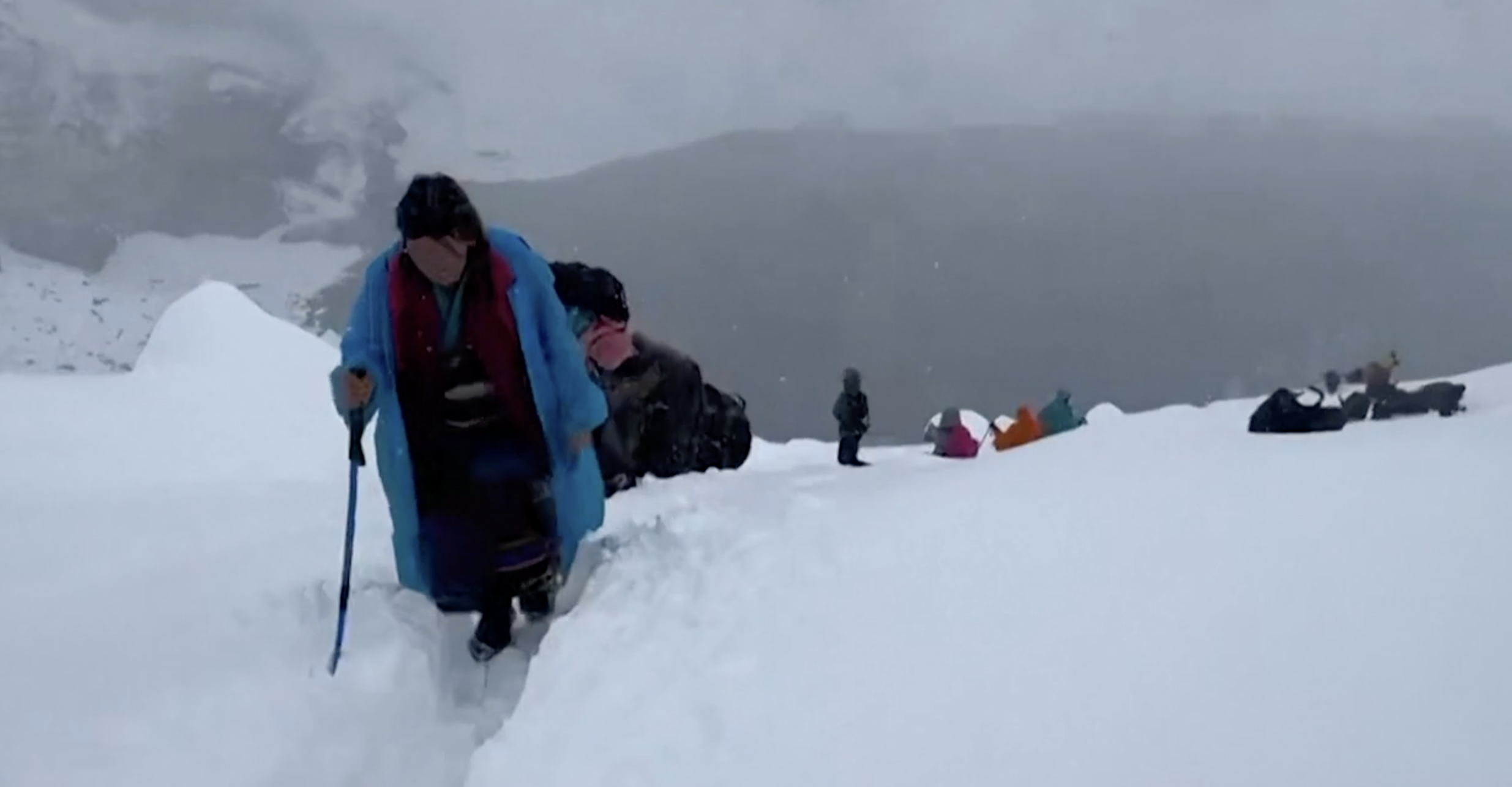 Bufera di neve sull’Everest, centinaia di escursionisti intrappolati a 5mila metri: le difficili operazioni  per recuperarli