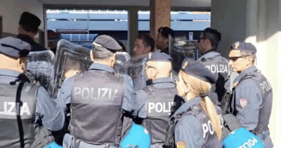 Copertina di Salvini a Massa, mobilitati 17 agenti di polizia in assetto antisommossa per 12 contestatori: il video