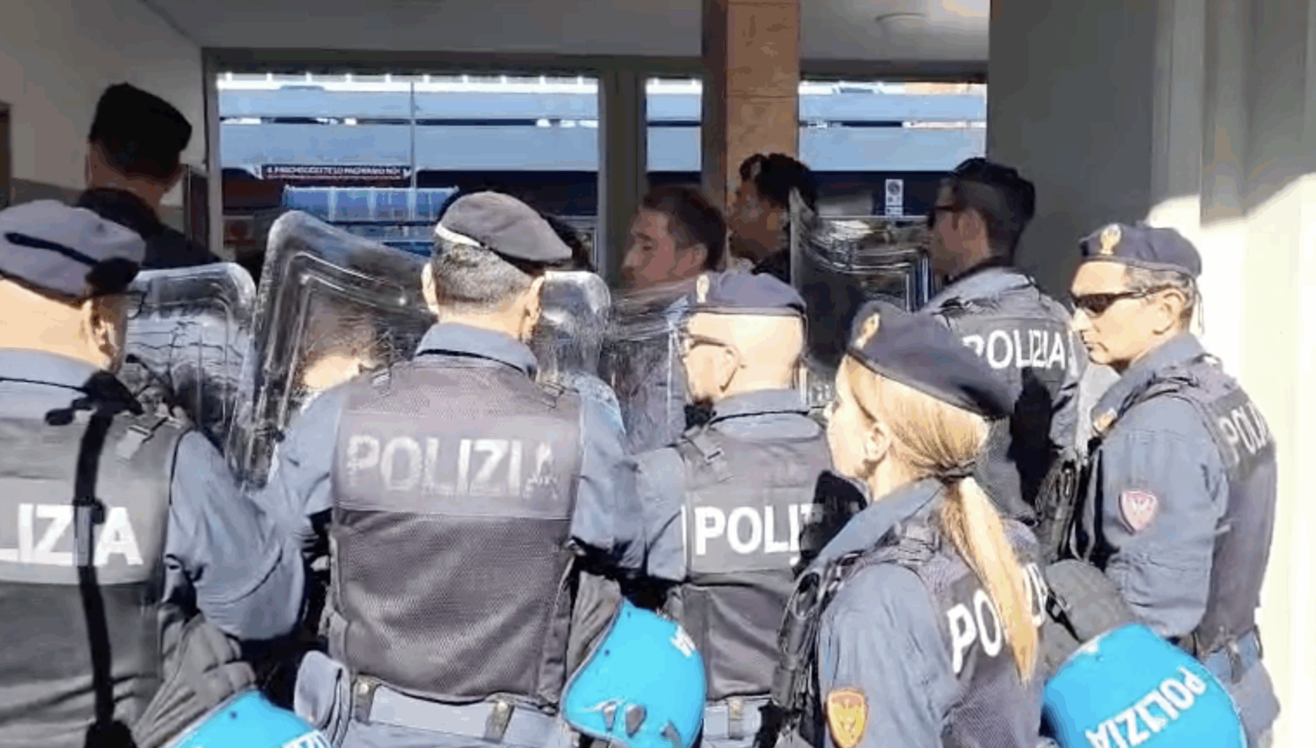 Salvini a Massa, mobilitati 17 agenti di polizia in assetto antisommossa per 12 contestatori: il video