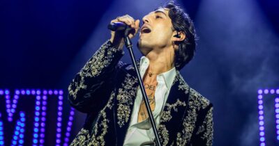 Copertina di “Canto da solo non perché con i Maneskin ci odiamo, l’amore è finito o stronz**e del genere. Volevo capirmi meglio”: Damiano David ottimo performer a Milano