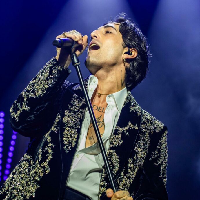“Canto da solo non perché con i Maneskin ci odiamo, l’amore è finito o stronz**e del genere. Volevo capirmi meglio”: Damiano David ottimo performer a Milano
