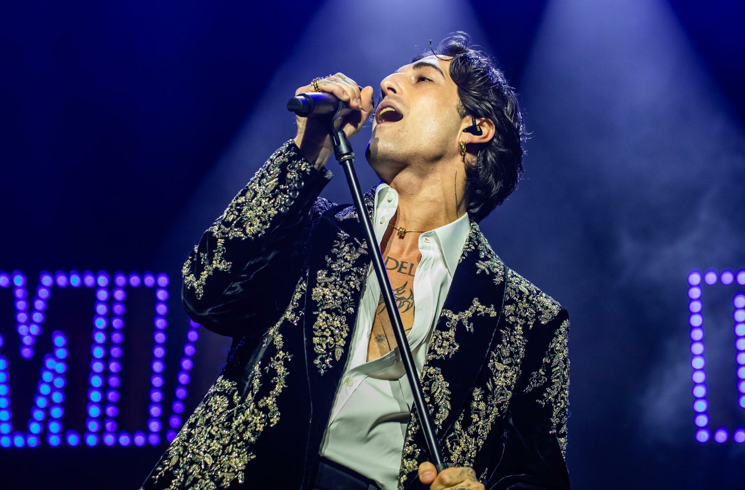 “Canto da solo non perché con i Maneskin ci odiamo, l’amore è finito o stronz**e del genere. Volevo capirmi meglio”: Damiano David ottimo performer a Milano