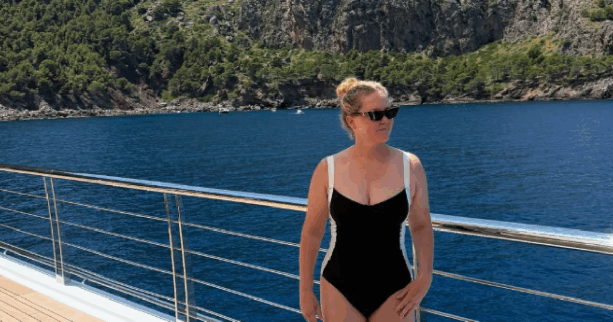 “Basta, siate sincere. Siete tutti con Ozempic o qualcosa del genere. Bisogna essere onesti con la gente. Quando mi sono fatta la lipo, l’ho detto”: così Amy Schumer