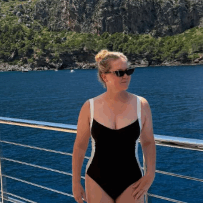 “Basta, siate sincere. Siete tutti con Ozempic o qualcosa del genere. Bisogna essere onesti con la gente. Quando mi sono fatta la lipo, l’ho detto”: così Amy Schumer