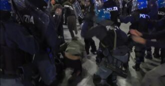 Manifestazioni pro-Gaza vietate: a Bologna la polizia carica i manifestanti. A Torino in migliaia in corteo – Video