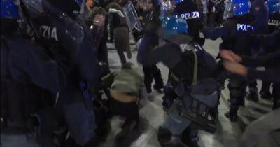 Copertina di Manifestazioni pro-Gaza vietate: a Bologna la polizia carica i manifestanti. A Torino in migliaia in corteo – Video
