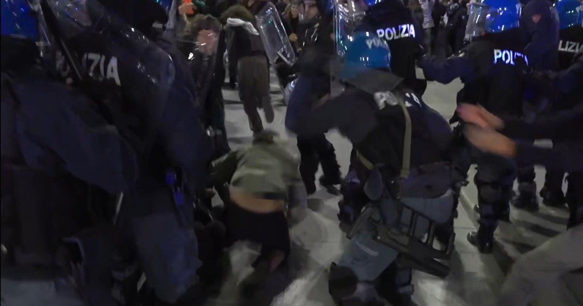 Manifestazioni pro Gaza vietate: a Bologna la polizia carica i manifestanti. A Torino in centinaia in corteo – Video