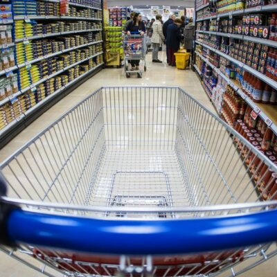 Copertina di Uno su tre arranca: consumi reali  -11% dal 2019