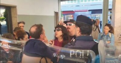 Copertina di A Massa 17 agenti difendono Salvini da 12 manifestanti