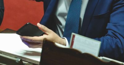 Copertina di Messaggi nei telefonini, sul sequestro è guerra tra FI e FdI per i reati dei mafia