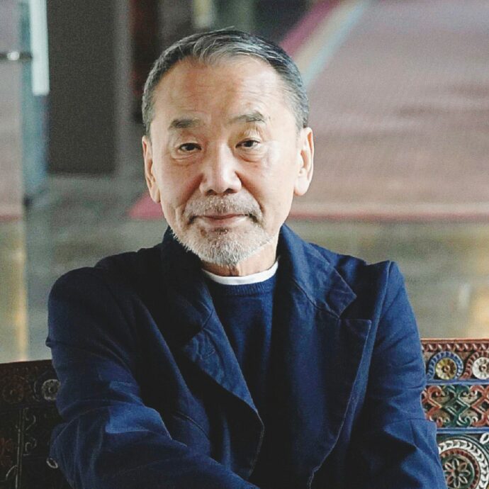 “Essere malato era una strana sensazione. Mi domandavo: cosa mi succede? Ultimamente però mi sono tornate le forze. A 77 anni ho ricominciato a correre e non è solo un esercizio fisico”: parla Murakami