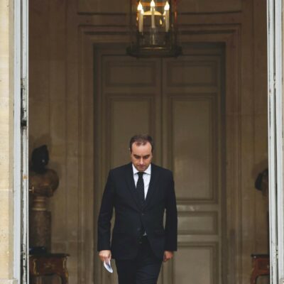 Copertina di Francia, Lecornu ci riprova ma Le Pen e Mélenchon: “Ora elezioni”