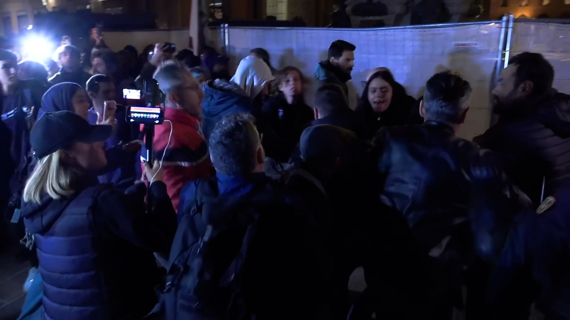 Manifestazione pro Palestina a Bologna, tensioni con la polizia che sequestra megafono e casse – Video Manifestazione pro Palestina a Bologna, tensioni con la polizia che sequestra megafono e casse – Video