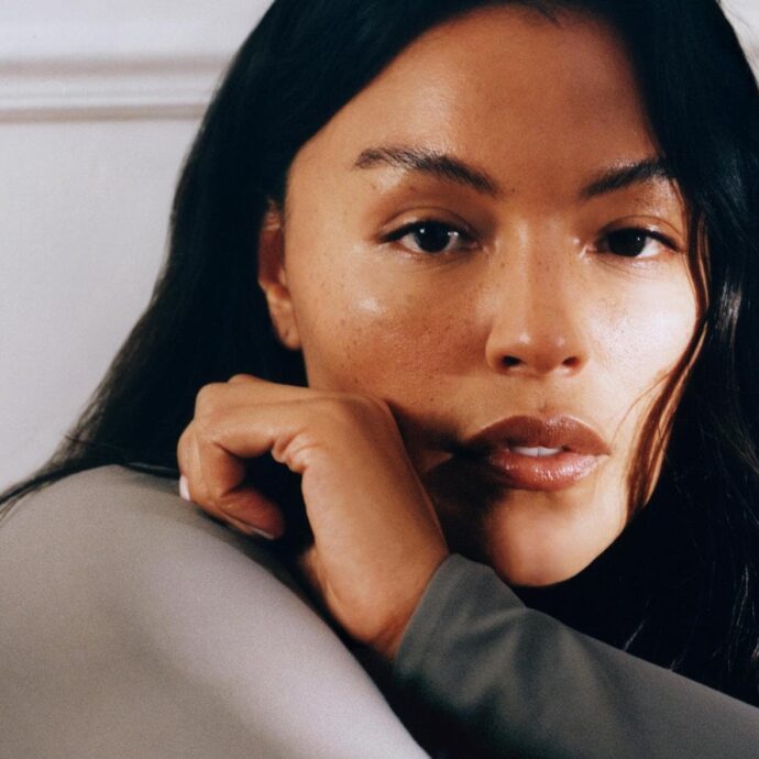 Adesso la skincare la fanno anche i vestiti: come funzionano e quanto costano i leggins di Coperni che “curano la pelle”