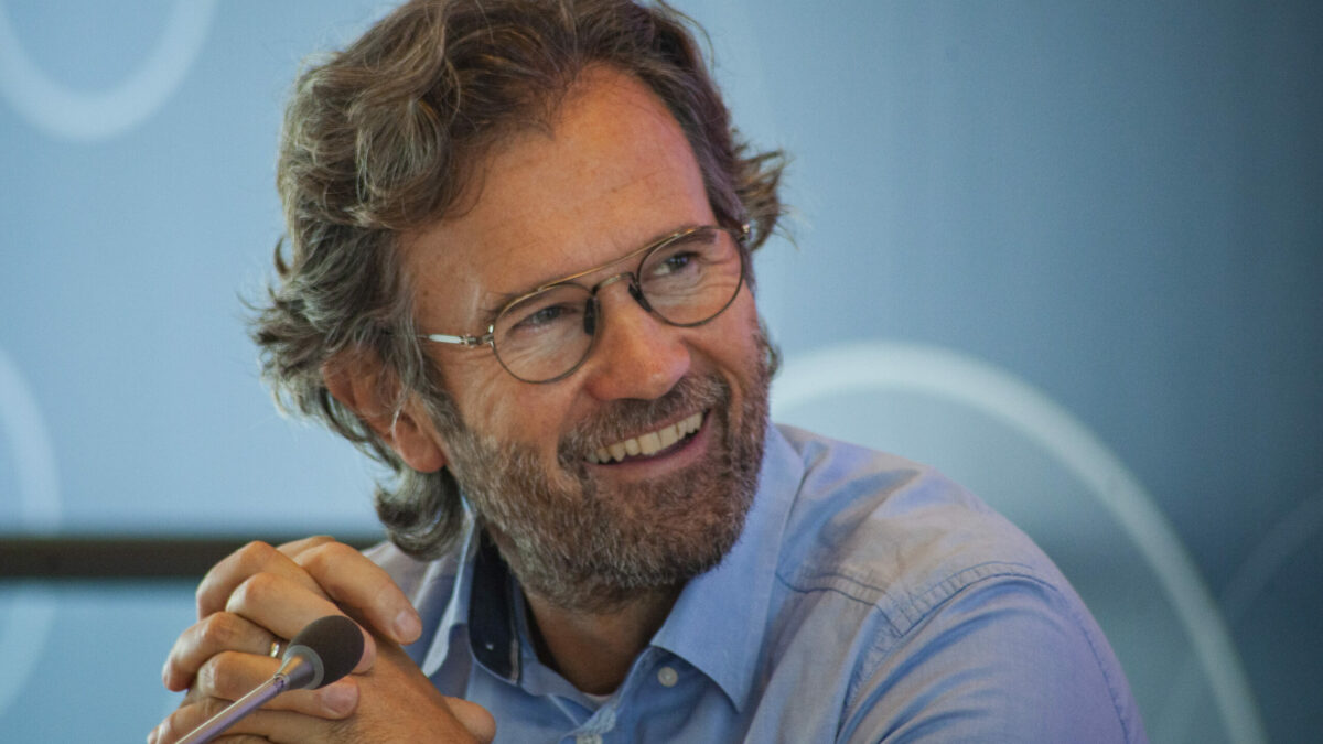 “La cucina rimane un mestiere esigente, fatto di sacrificio, ritmo e dedizione ma anche uno dei luoghi più straordinari in cui costruire relazioni professionali”: il racconto di Carlo Cracco