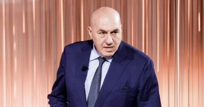 Copertina di Il ministro Crosetto operato: asportate tre neoplasie al colon