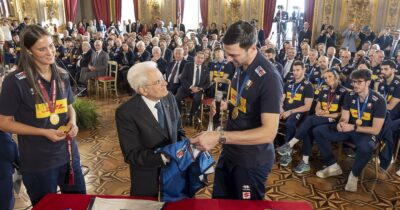 Copertina di La festa del volley italiano al Quirinale, Mattarella svela: “Giannelli mi ha mandato una lettera”. Poi riceve il regalo di capitan Danesi